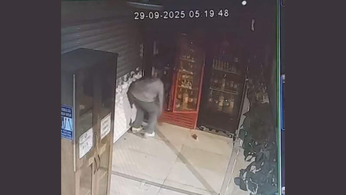 Elazığ'da büfeden hırsızlık kamerada