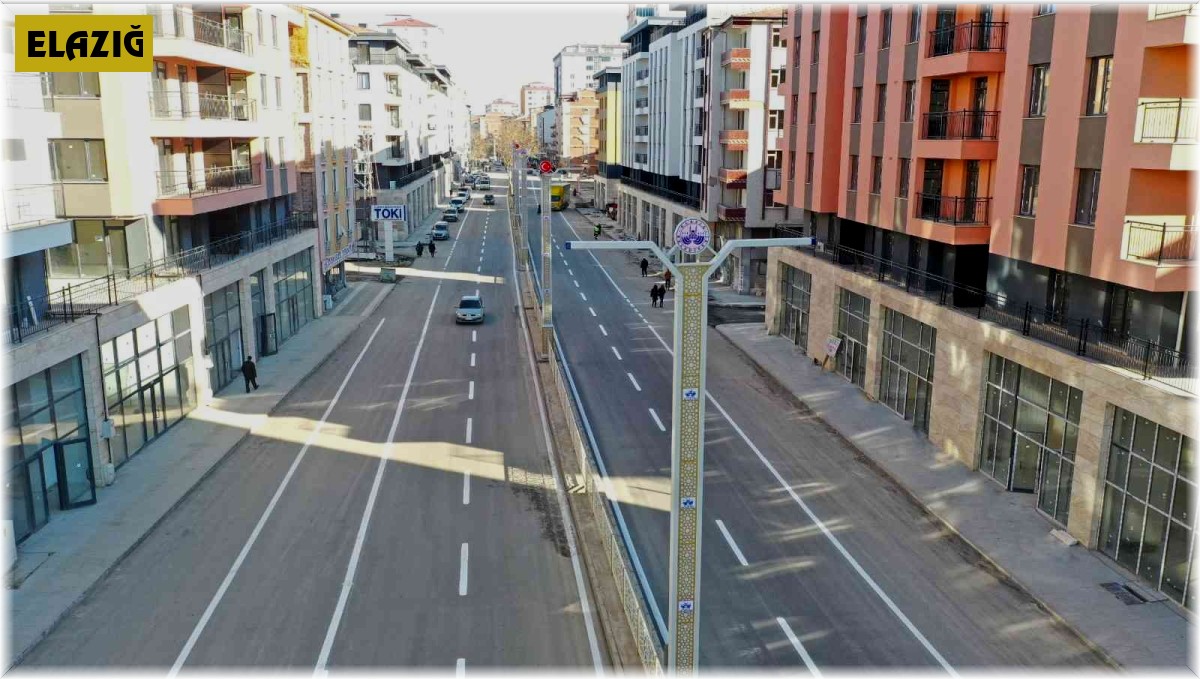 Elazığ'da bulvarlar yenilenerek depremin izleri siliniyor