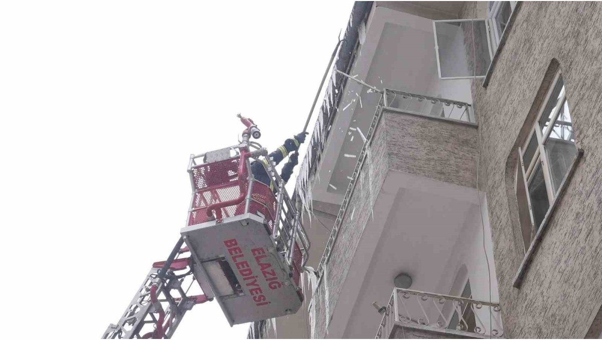 Elazığ'da buz sarkıtları itfaiye ekiplerince temizleniyor