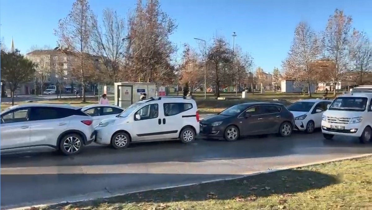 Elazığ'da buzlanma zincirleme kazaya neden oldu: 6 araç birbirine girdi