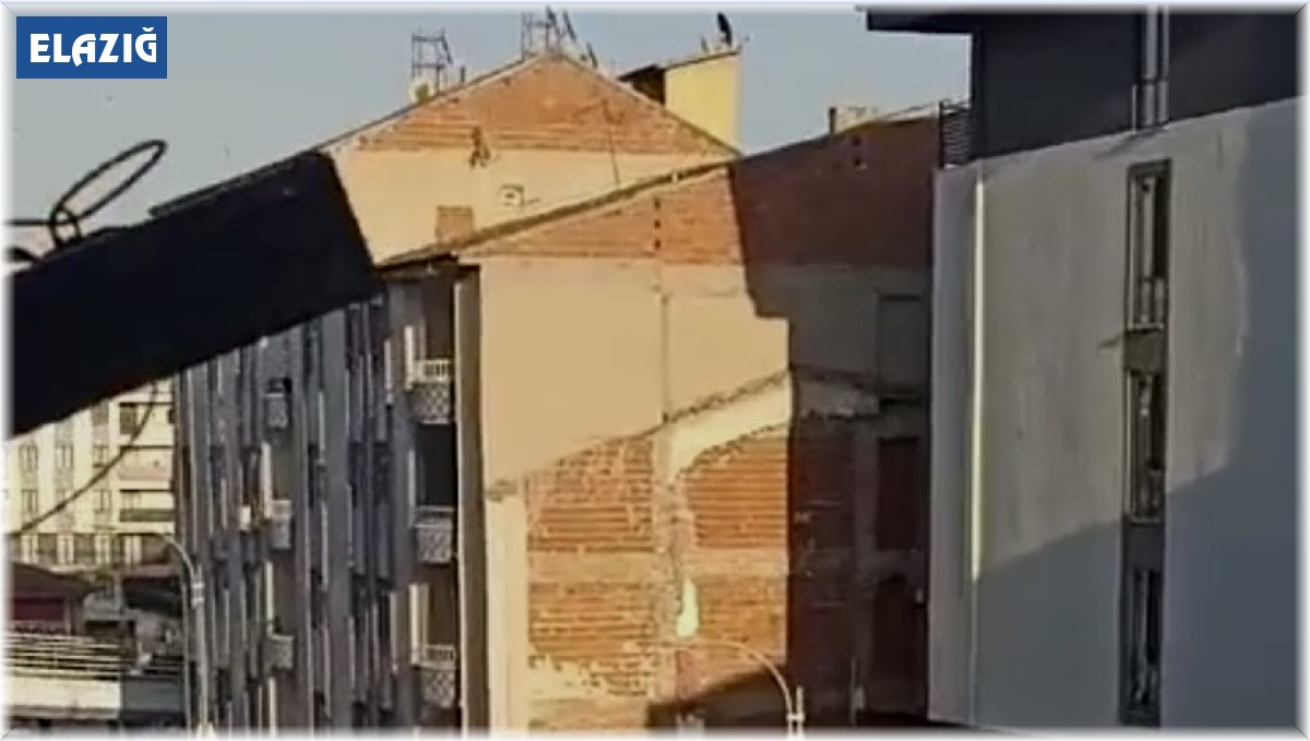 Elazığ'da cadde ortasında silahlı kavga kamerada