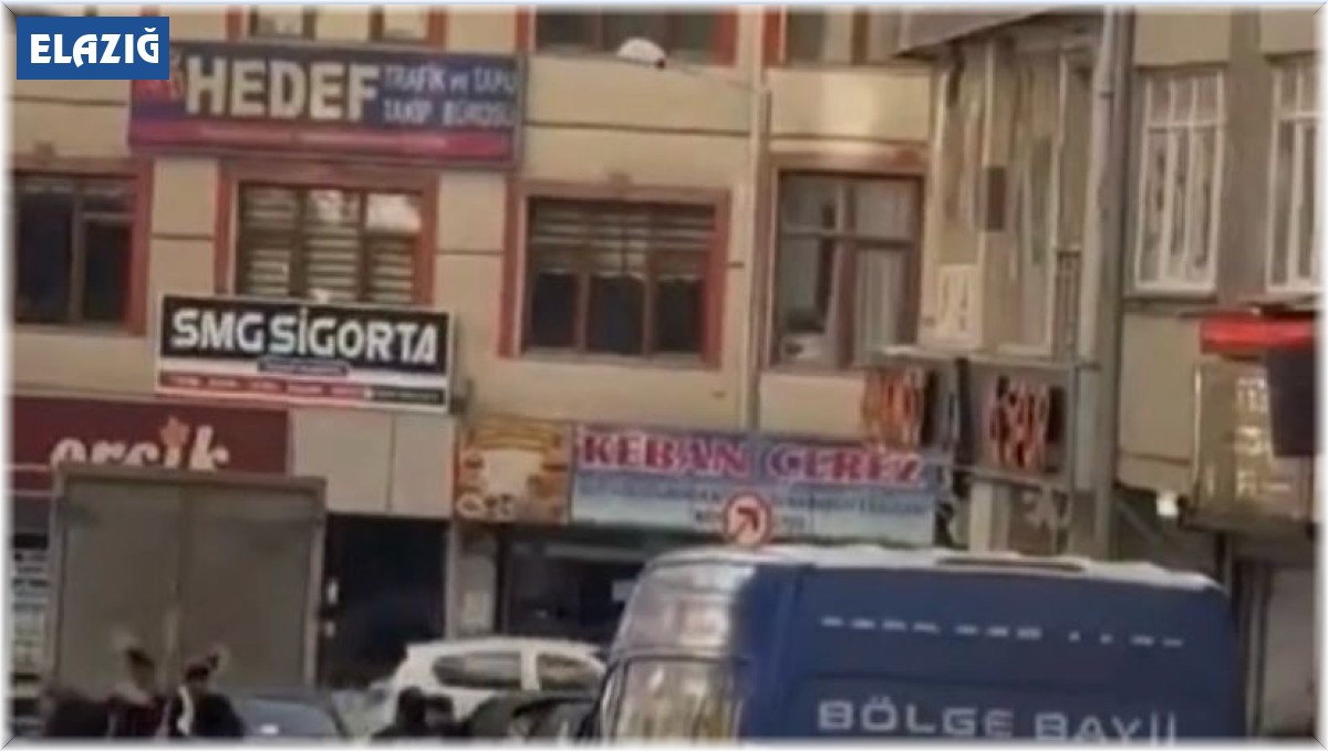 Elazığ'da cadde ortasında taşlı sopalı kavga: 1 yaralı