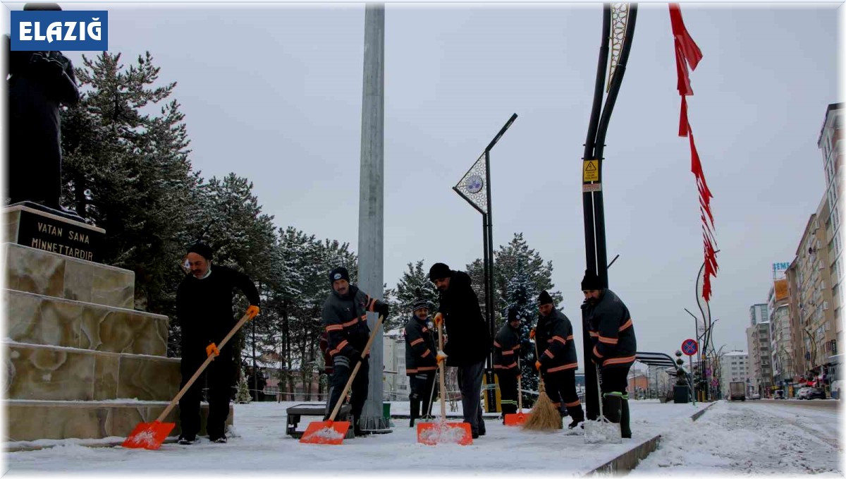 Elazığ'da cadde ve kaldırımlar kardan temizleniyor