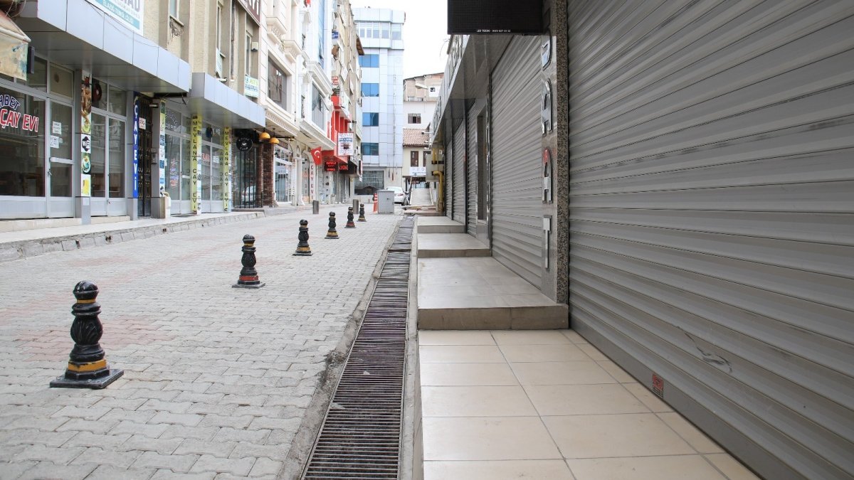 Elazığ'da cadde ve sokaklarda kısıtlama sessizliği