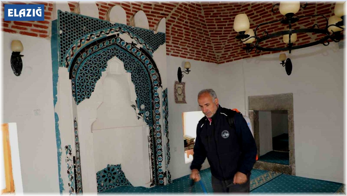 Elazığ'da camiler ve türbeler gül suyu ile yıkanıyor