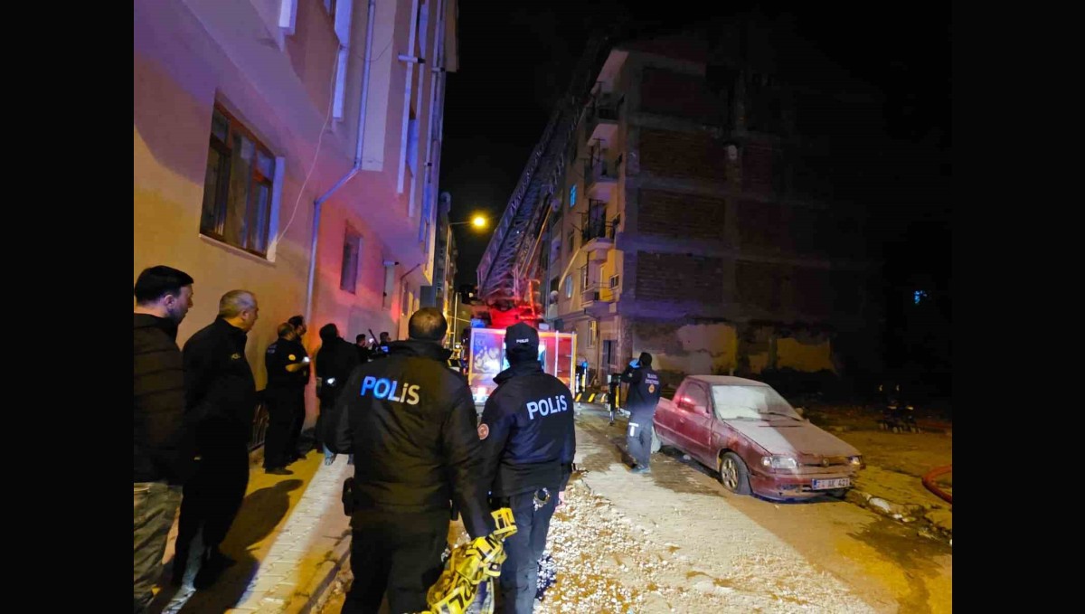 Elazığ'da çatı yangını: 1 kişi dumandan etkilendi