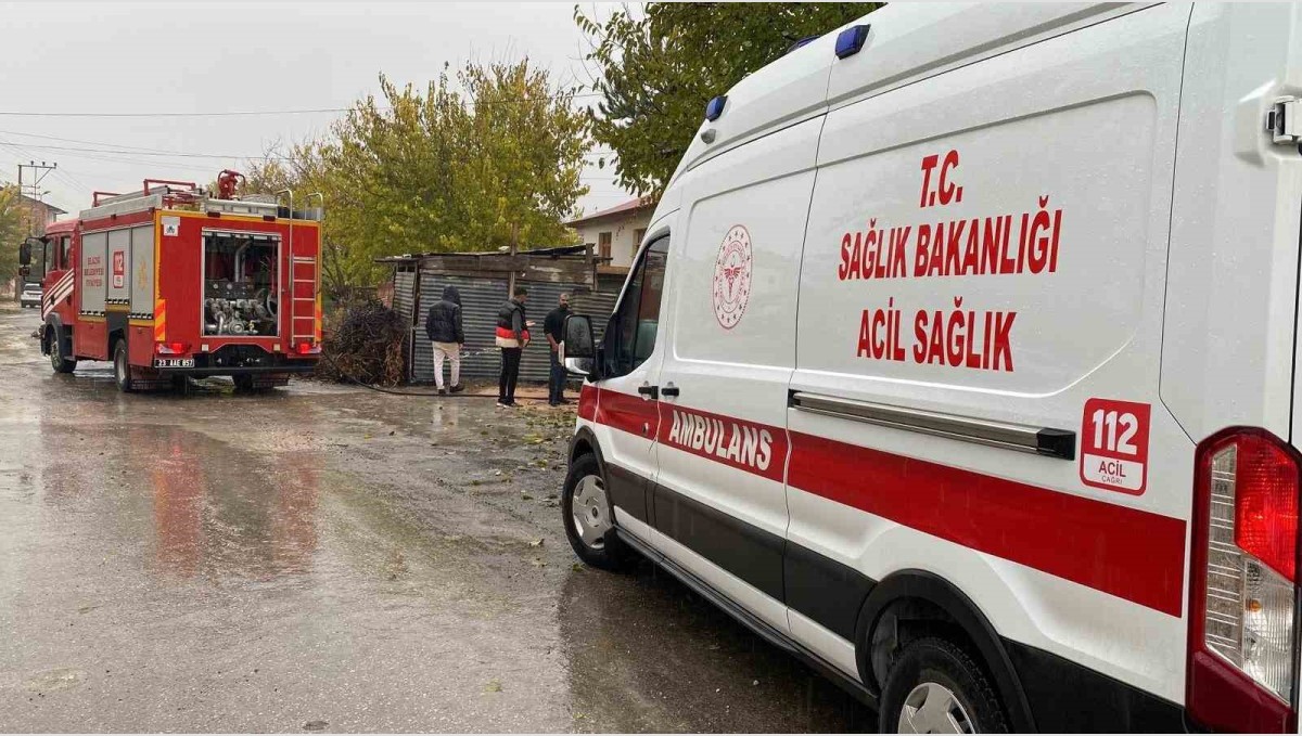 Elazığ'da çatı yangını: 1 kişi dumandan etkilendi