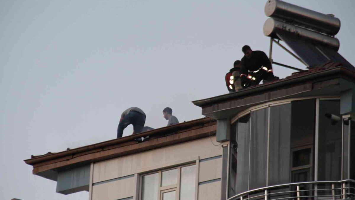 Elazığ'da çatı yangını 1 saatlik çalışmayla söndürüldü