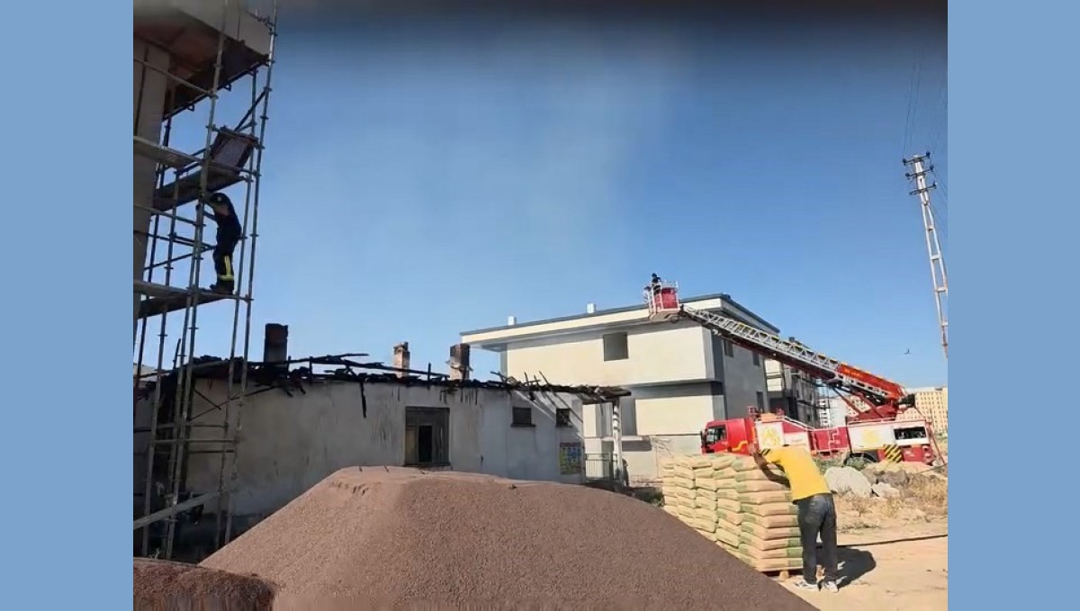Elazığ'da çatı yangını