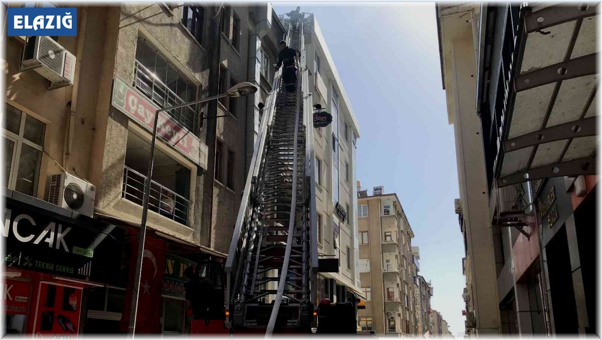 Elazığ'da çatı yangını, büyümeden söndürüldü