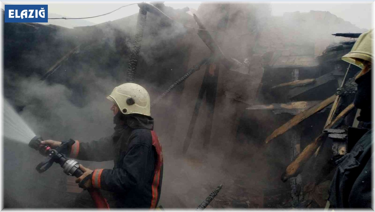 Elazığ'da çatı yangını korkuttu