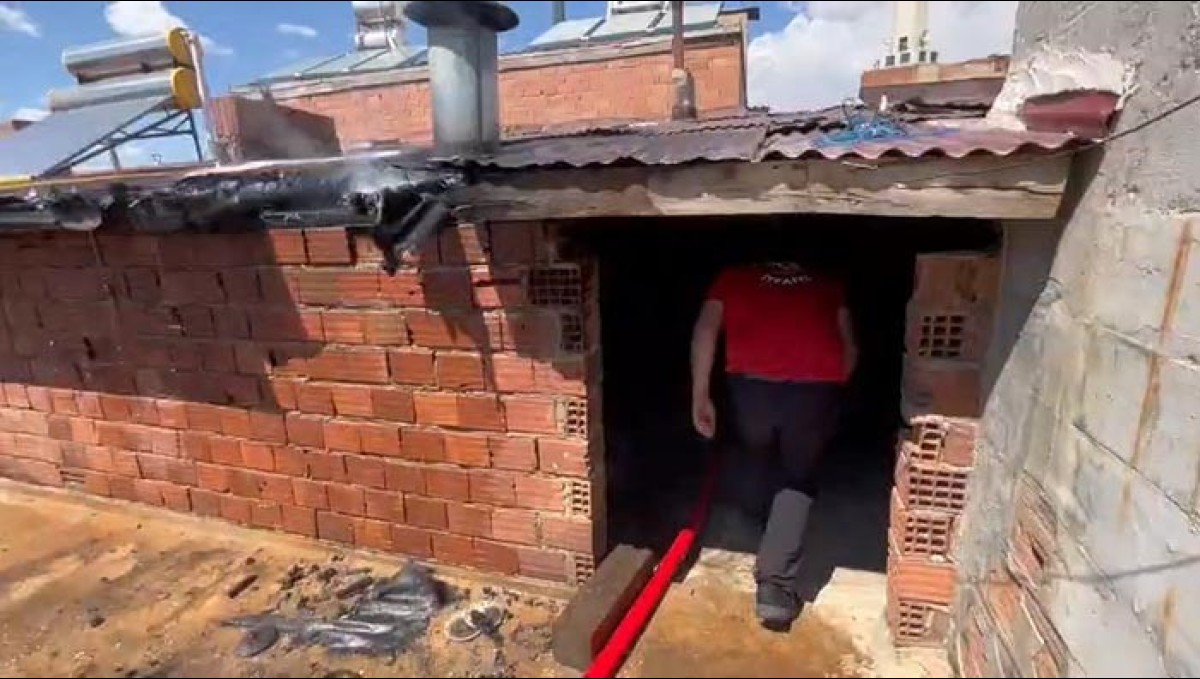 Elazığ'da çatı yangını korkuttu