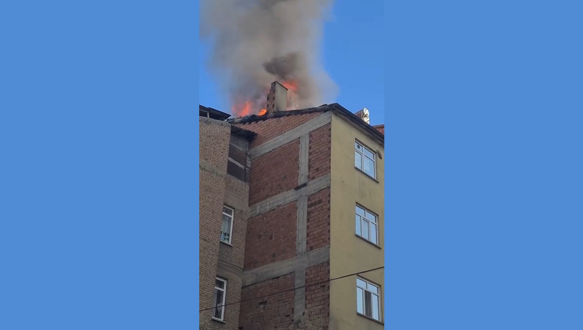 Elazığ'da çatı yangını, paniğe neden oldu