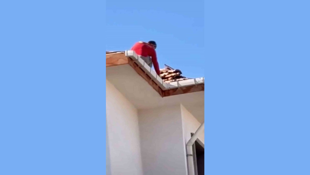 Elazığ'da çatıda tehlikeli çalışma