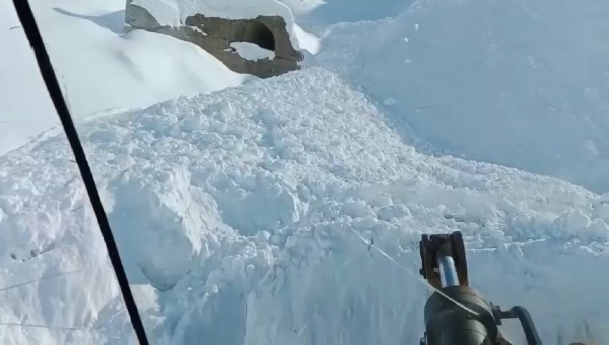 Elazığ'da çığ düşmesi sonucu kapanan geçit açıldı