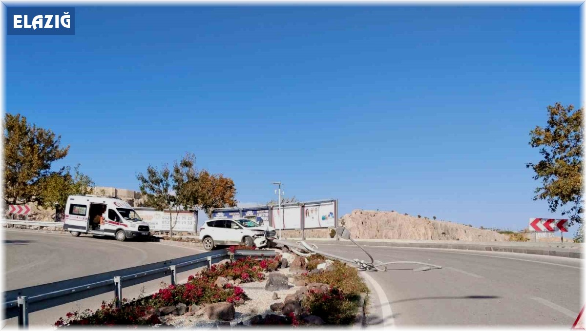 Elazığ'da cip aydınlatma direğine çarptı: 3 yaralı