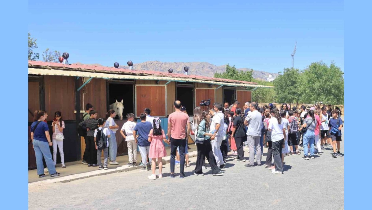 Elazığ'da çocuklar doyasıya gezdi