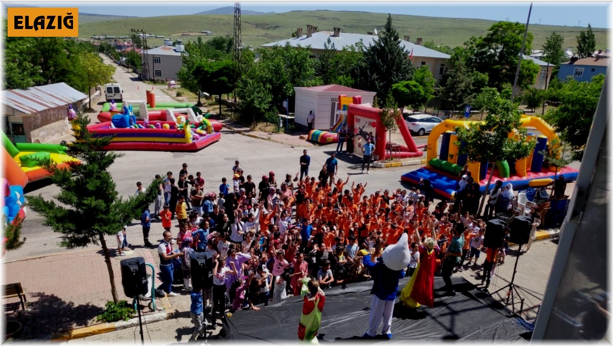 Elazığ'da çocuklar düzenlenen şenlikte doyasıya eğlendi