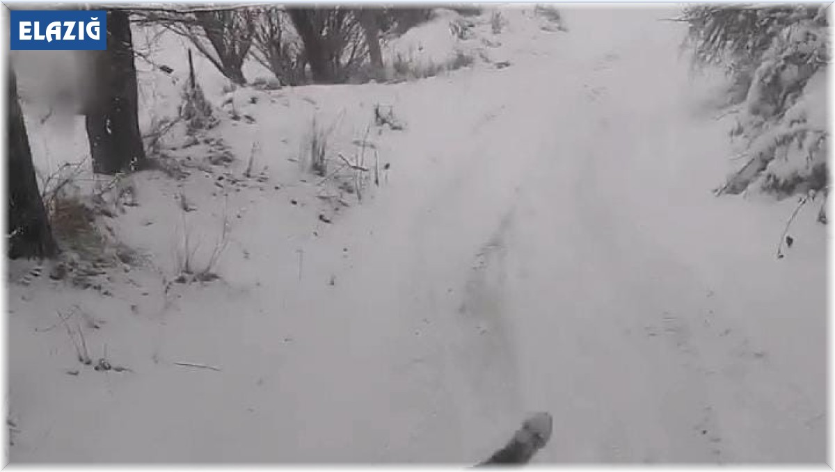 Elazığ'da çocuklar karın keyfini küvetle kayarak çıkardı