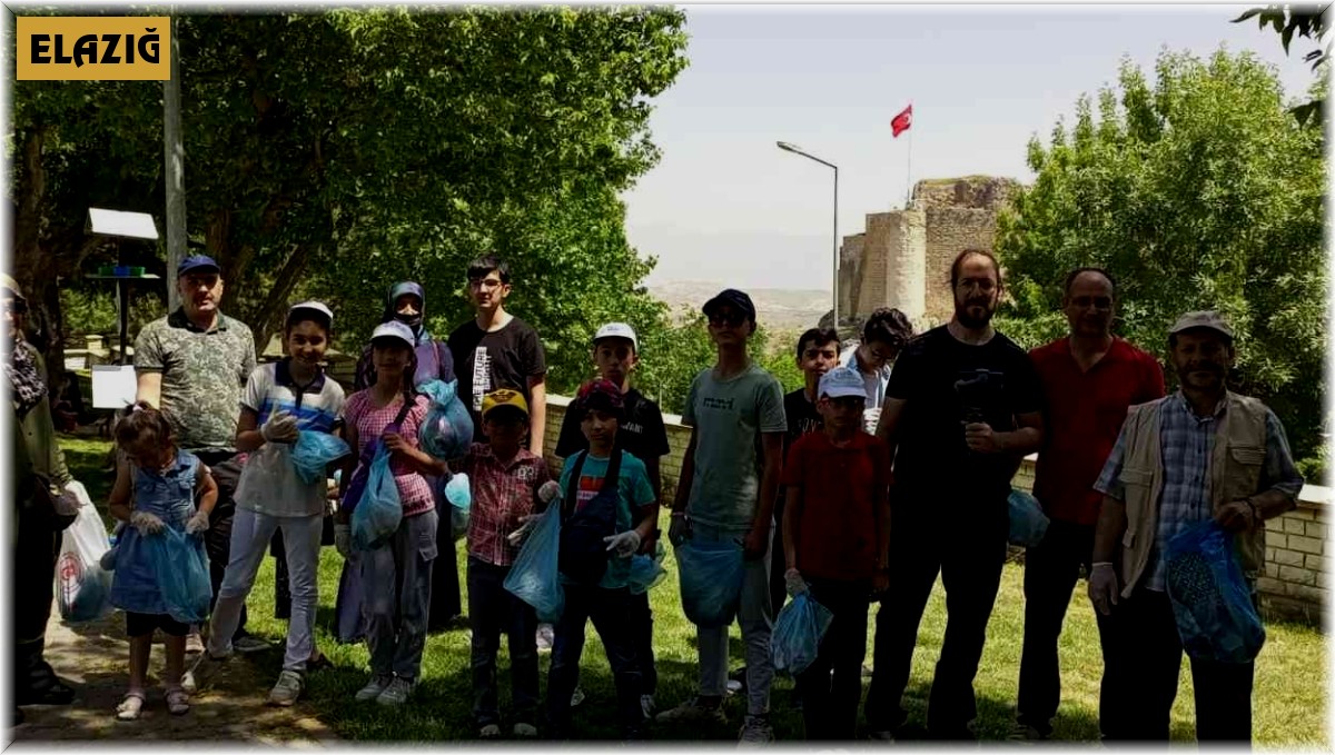 Elazığ'da çocuklar ve gönüllüler Harput'u temizledi
