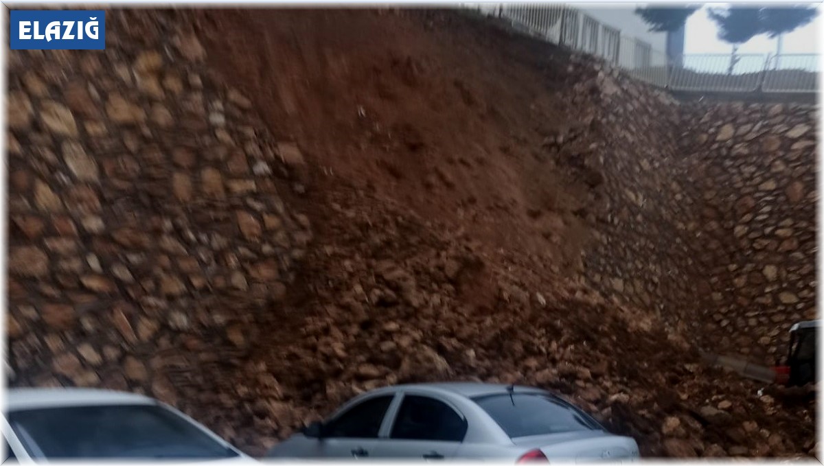 Elazığ'da çöken istinat duvarının altında kalan otomobil zarar gördü