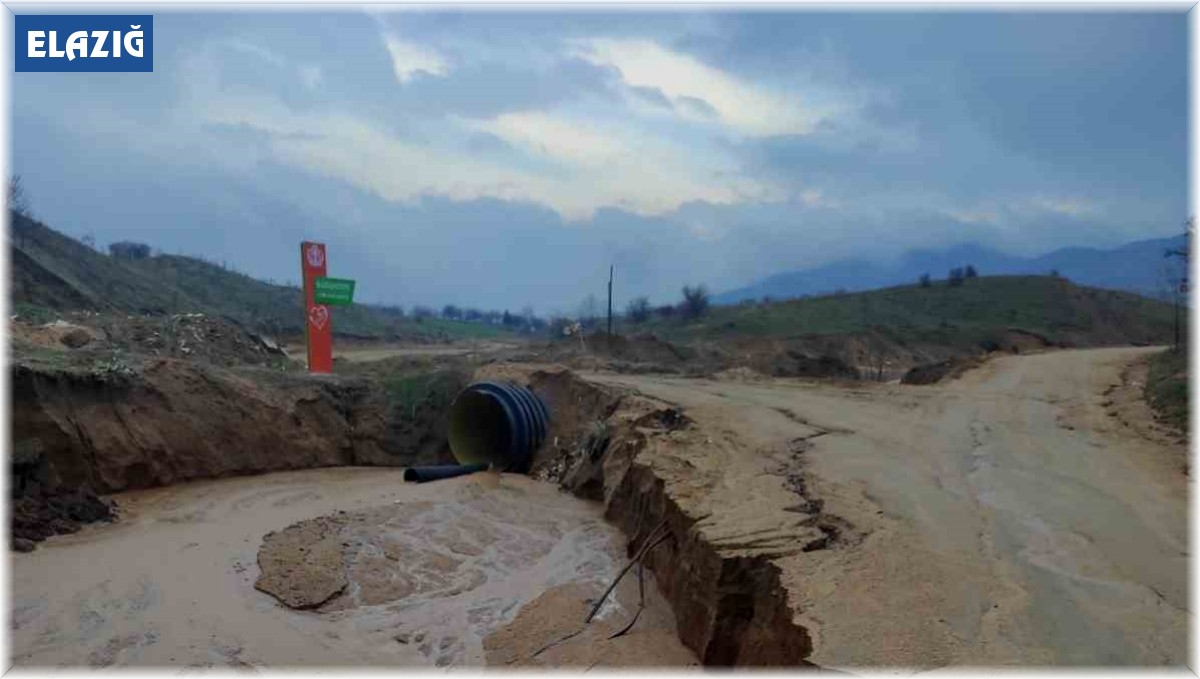 Elazığ'da çöken köy yolları ulaşıma kapandı