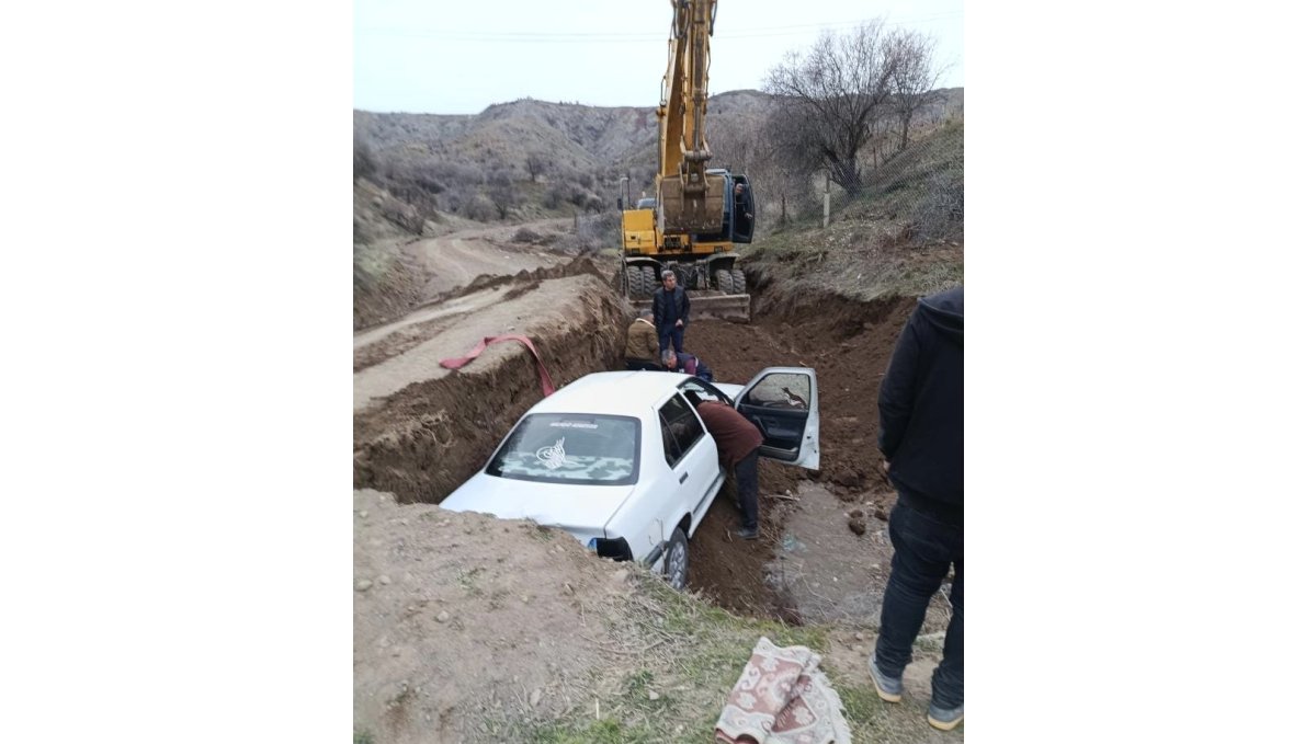 Elazığ'da çukura düşen araç kurtarıldı