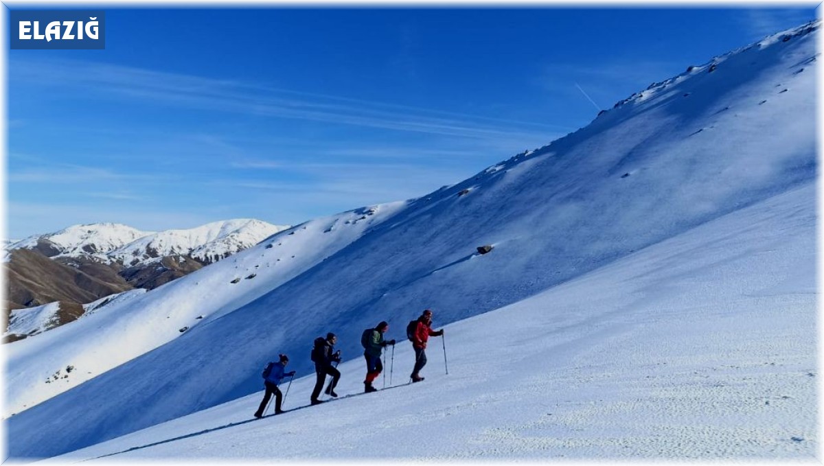 Elazığ'da dağcılar beyaza bürünen 2 bin 620 metre yüksekliğindeki Akdağ'a tırmandı