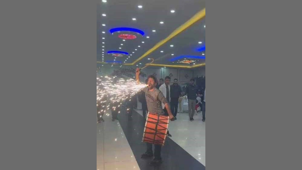 Elazığ'da davulcu, figürleri ile düğünlere renk katıyor