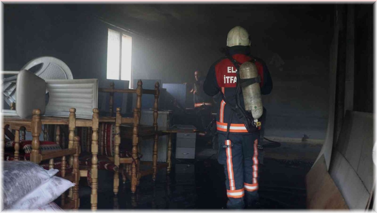 Elazığ'da depoda çıkan yangında 1 kişi dumandan etkilendi