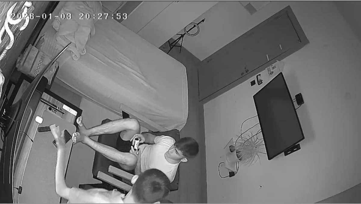 Elazığ'da deprem anı kamerada: Biri panik yaptı, diğeri oyuna devam etti