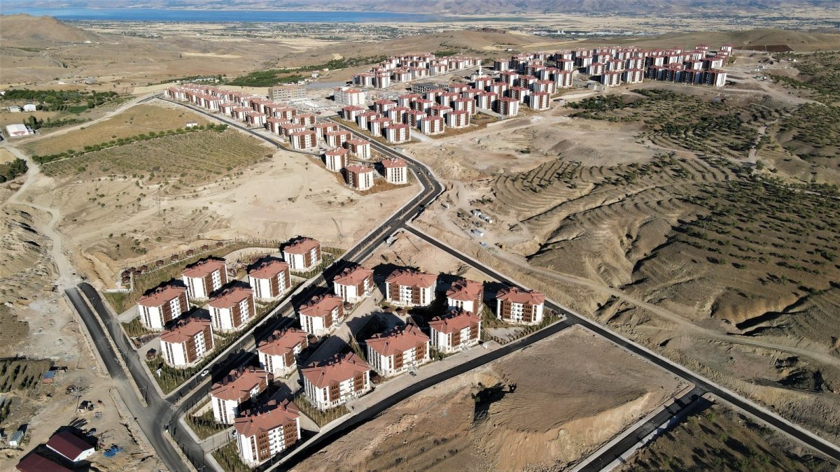 Elazığ'da deprem konutları ile adeta bir ilçe kuruldu, 15 bin kişi yaşayacak