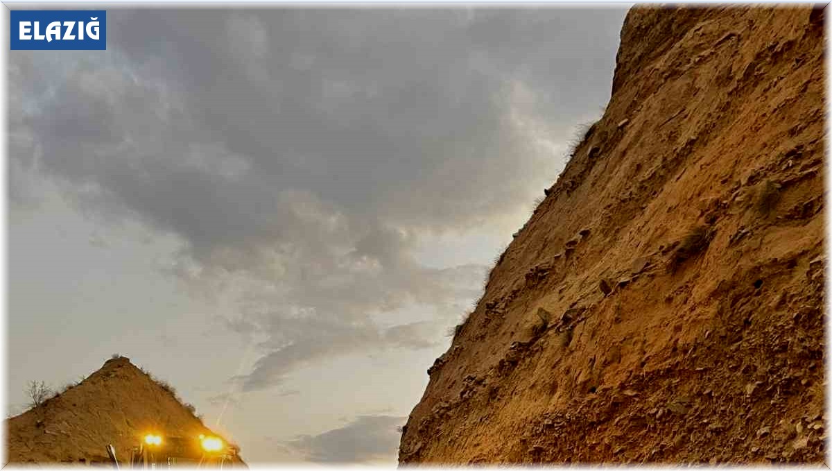 Elazığ'da deprem sonrası köy yollarına düşen taş ve kayalar kaldırıldı