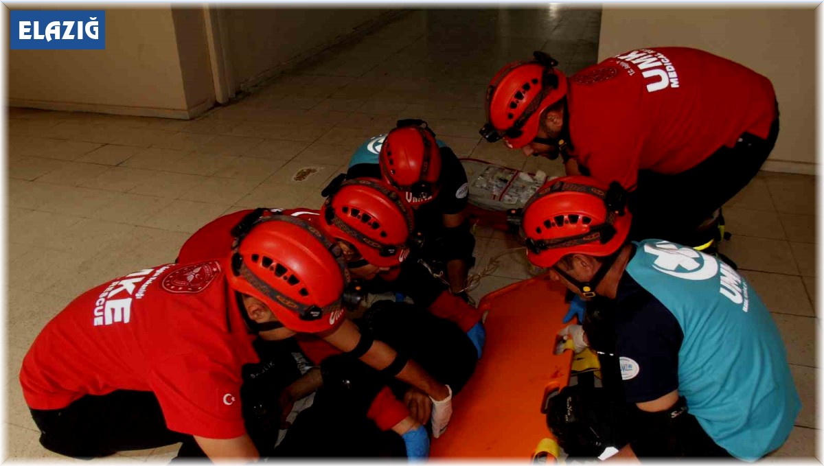 Elazığ'da deprem ve yangın tatbikatları devam ediyor