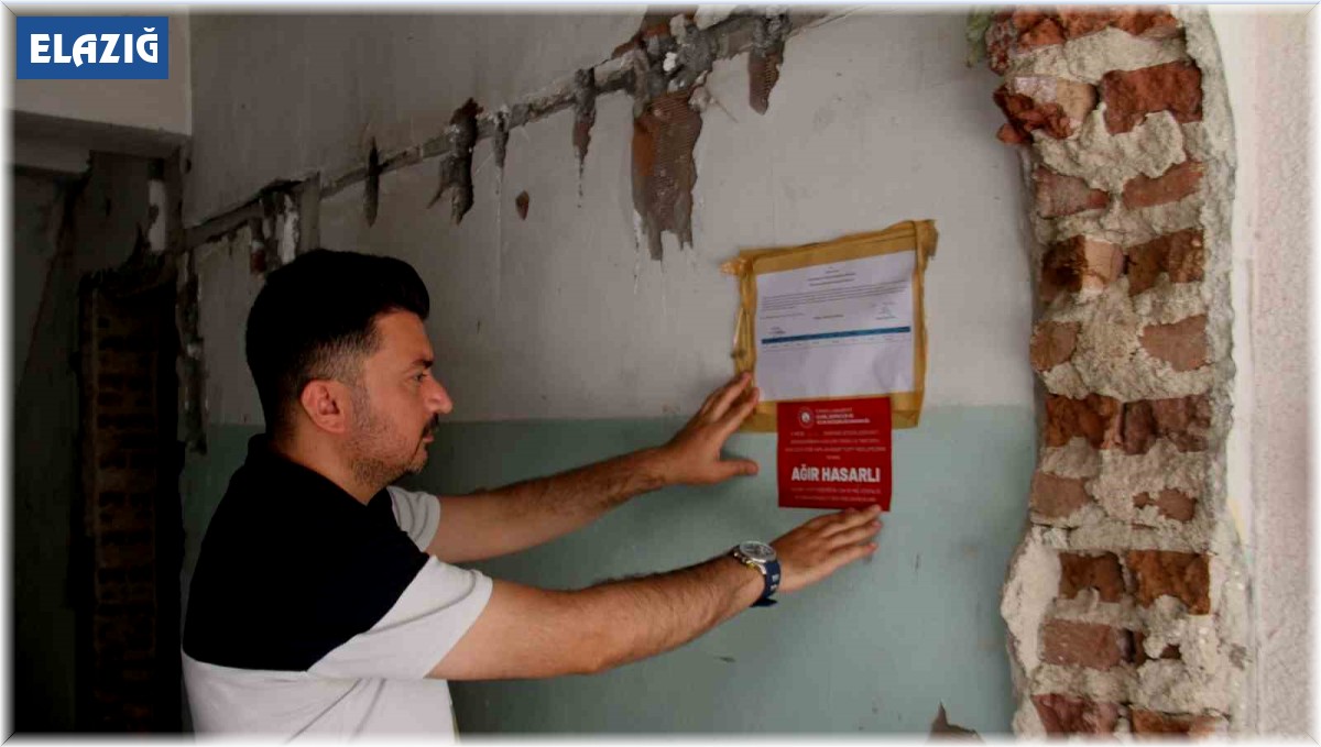 Elazığ'da depremde ağır hasar alan binalara 'Ağır Hasarlı' etiketi yapıştırıldı
