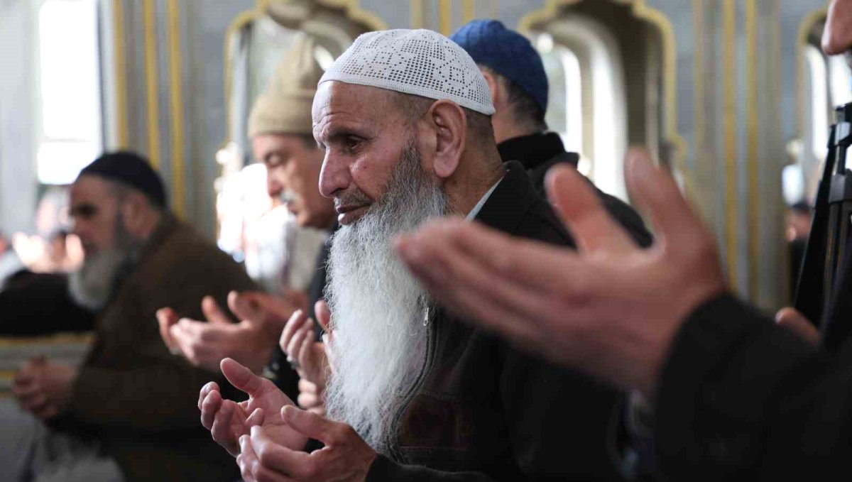 Elazığ'da depremde hayatını kaybedenler dualarla anıldı
