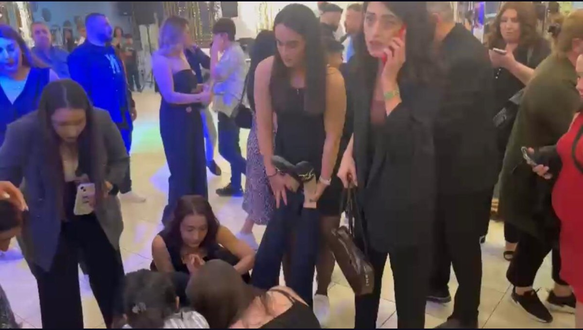 Elazığ'da depremde korkan kadın düğün salonunda bayıldı