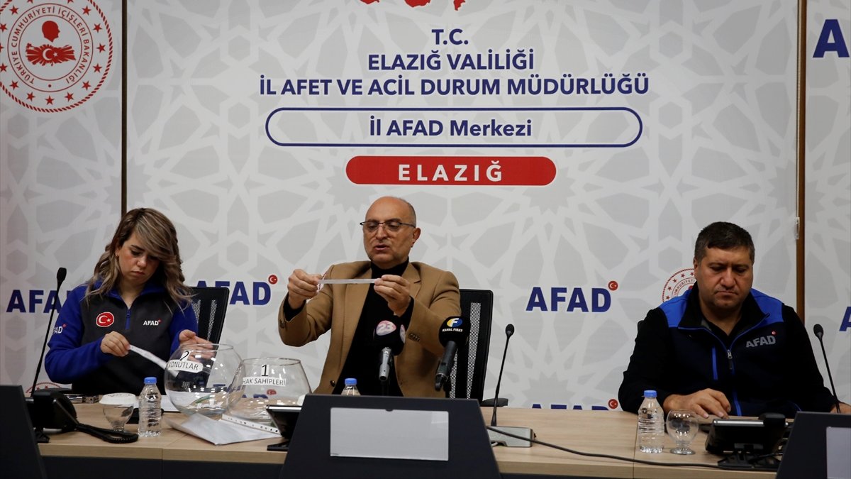 Elazığ'da depremden etkilenen 59 hak sahibi için "afet konutları" kurası çekildi