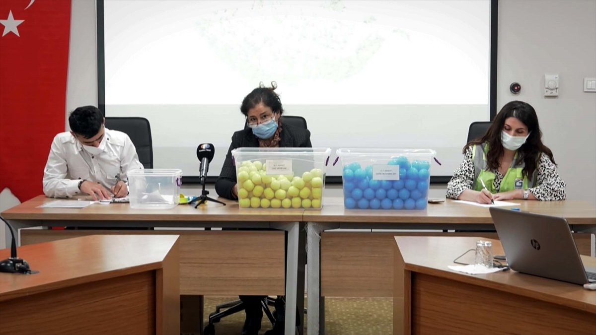 Elazığ'da depremzedeler için yapılan 167 konut için kura çekildi