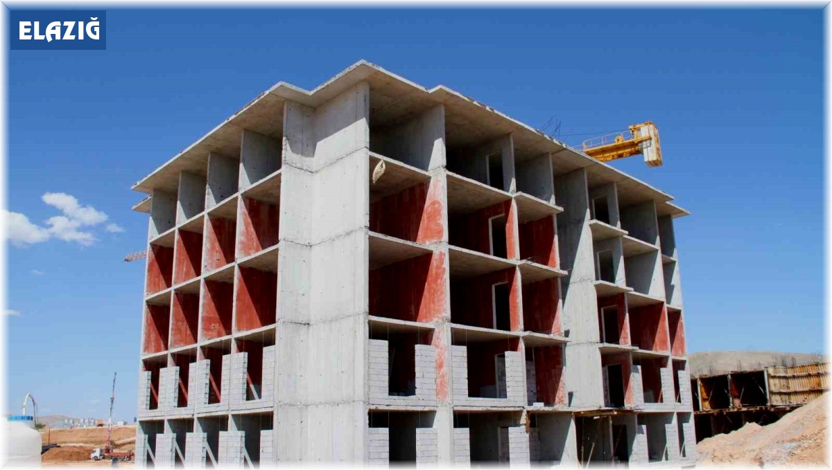 Elazığ'da depremzedeler için yapılan TOKİ konutunun ilk bloğu tamamlandı