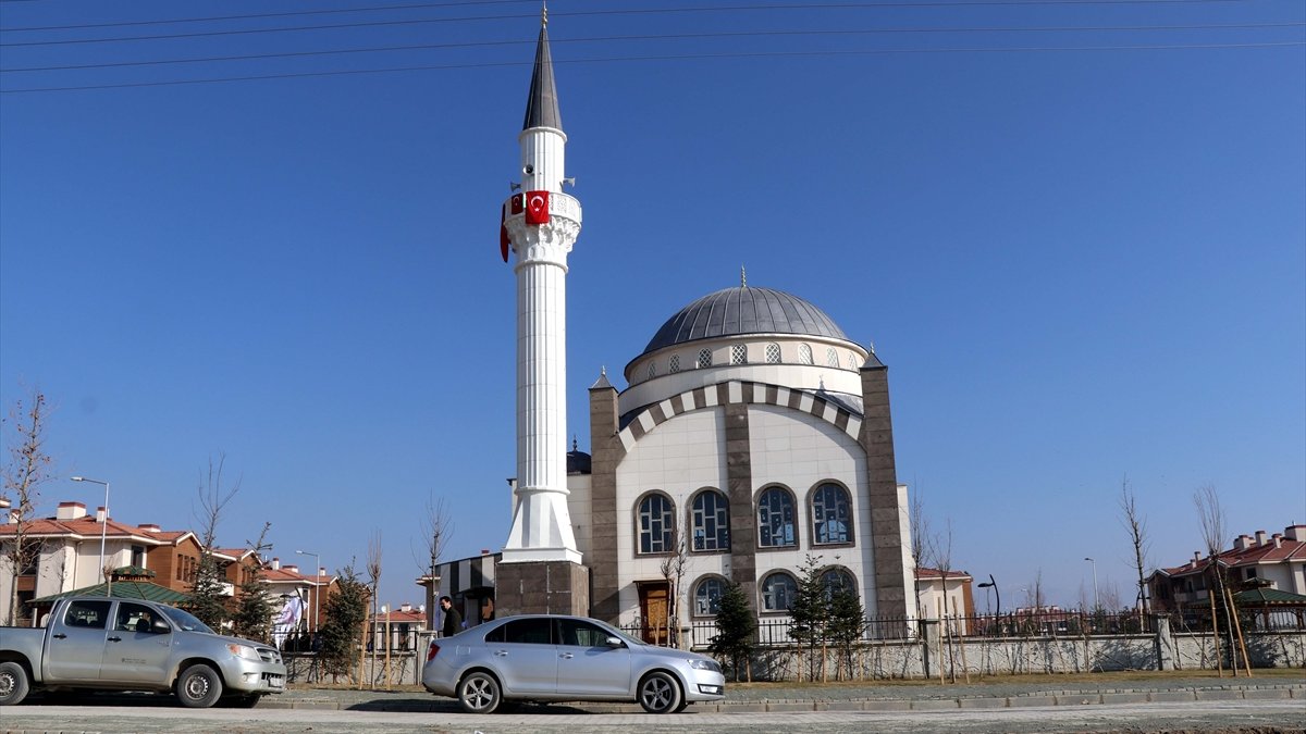 Elazığ'da depremzedeler için yapılan Yazıkonak TOKİ Camisi ibadete açıldı
