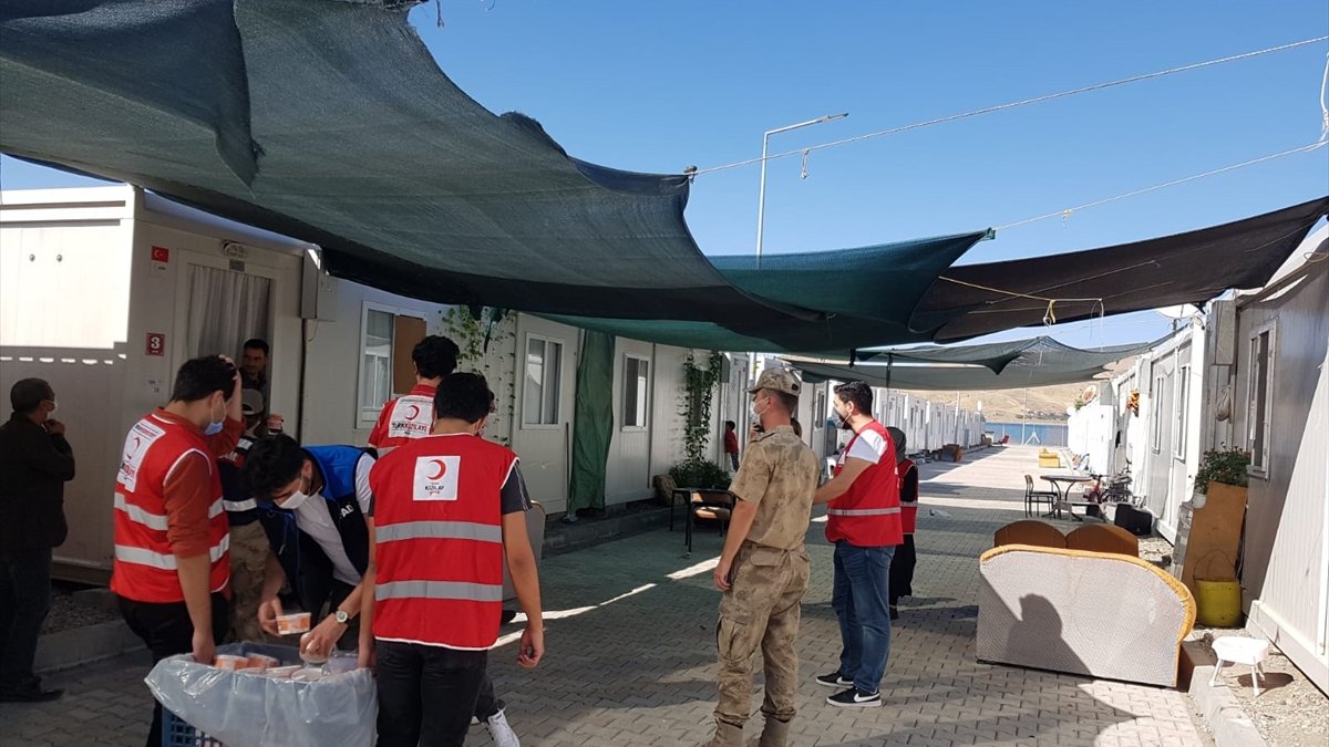 Elazığ'da depremzedelere aşure ikram edildi