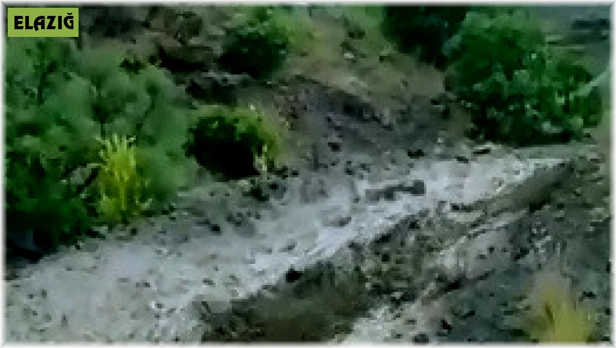 Elazığ'da dere taştı, köy yolu çöktü