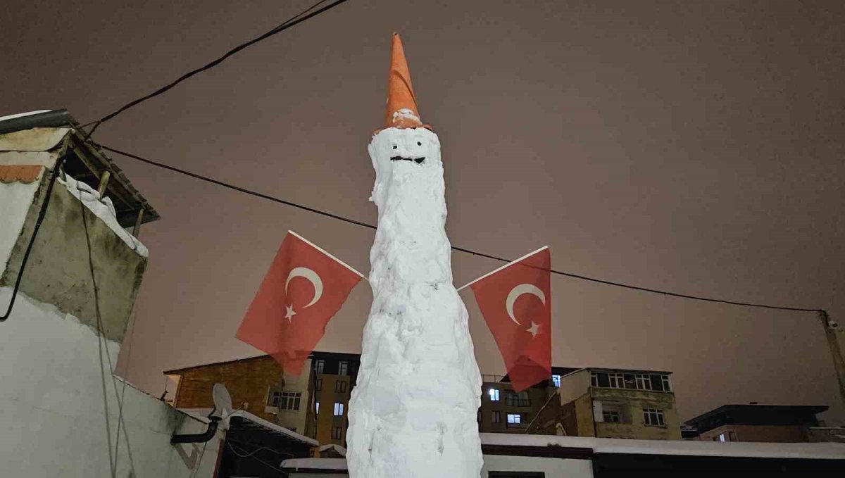 Elazığ'da dev kardan adam görenleri hayrete düşürdü