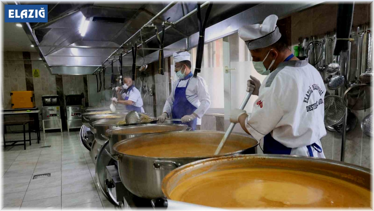 Elazığ'da dev kazanlar, iftar sofraları için kaynıyor