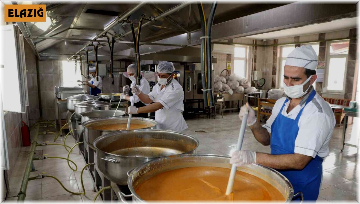 Elazığ'da dev kazanlar iftar yemekleri için kaynıyor
