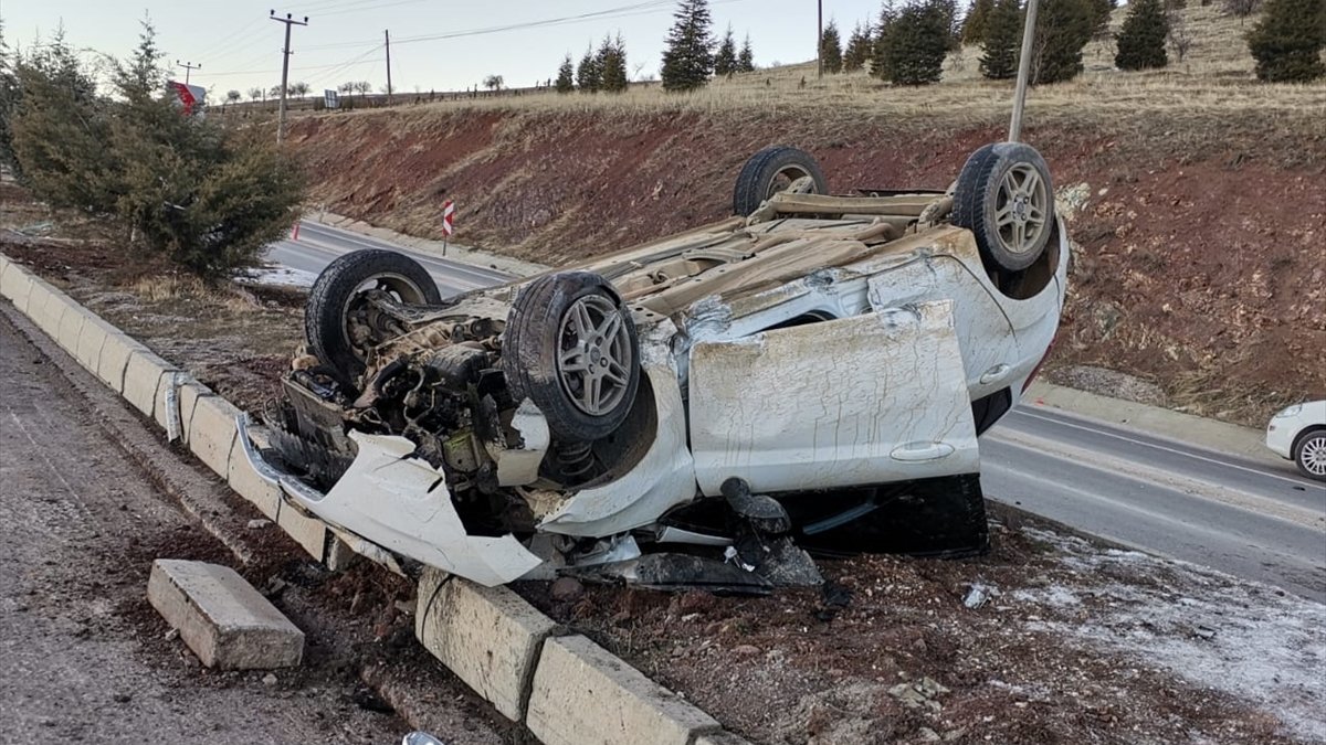 Elazığ'da devrilen otomobildeki 4 kişi yara almadan kurtuldu