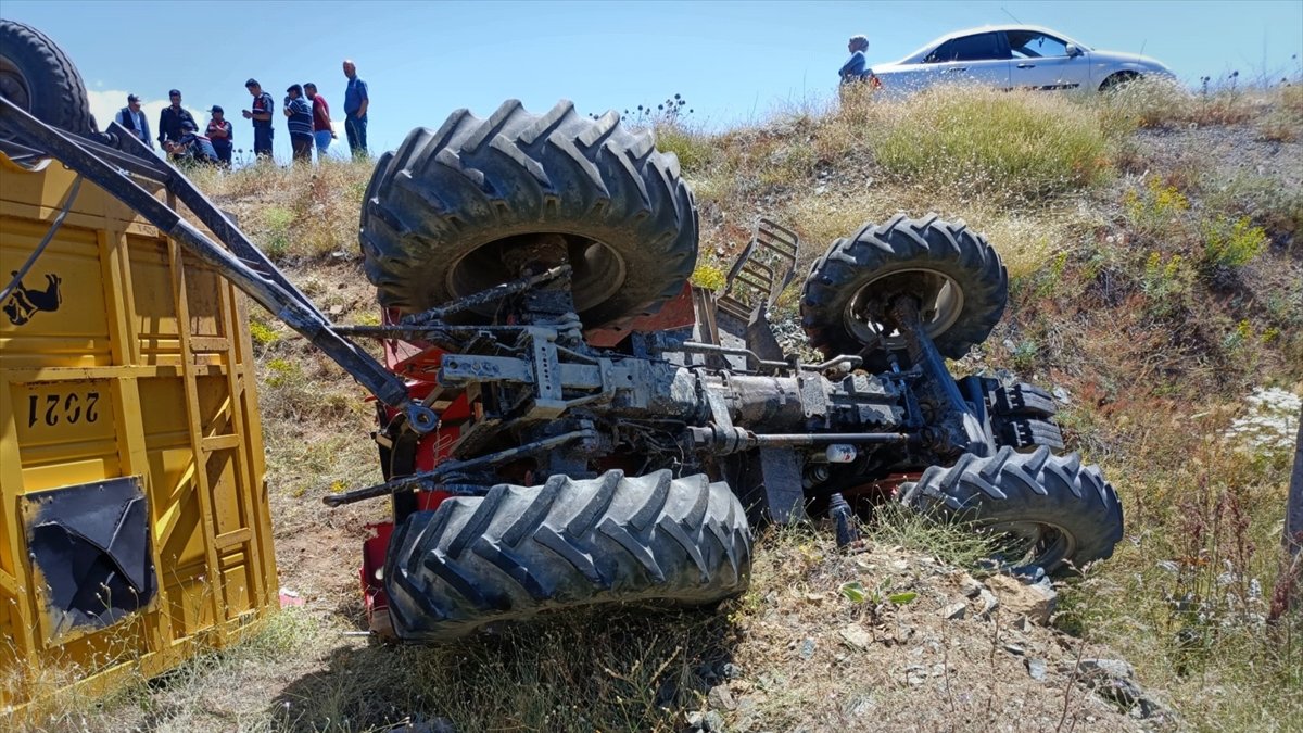 Elazığ'da devrilen traktörün altında kalan genç öldü