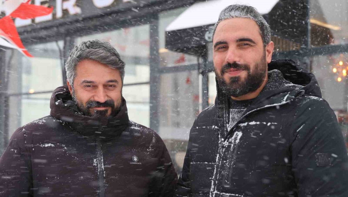 Elazığ'da doğaseverin köpeklerle zor anları dron kamerasında