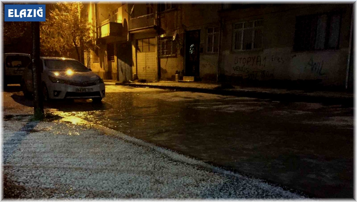 Elazığ'da dolu yağışı etkili oldu, iş yerlerini su bastı
